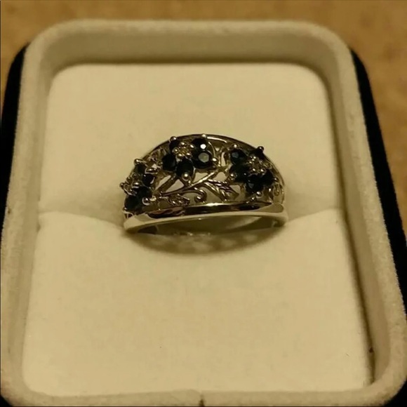 White gold & Sapphire Flower Ring - Picture 4 of 4